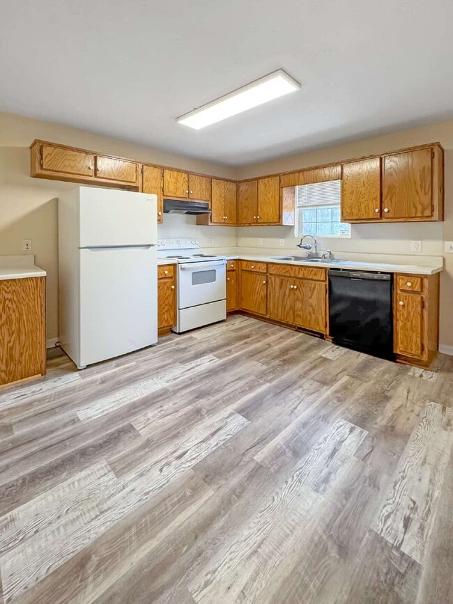 Building Photo - Duplex in Flowery Branch Available Immediately