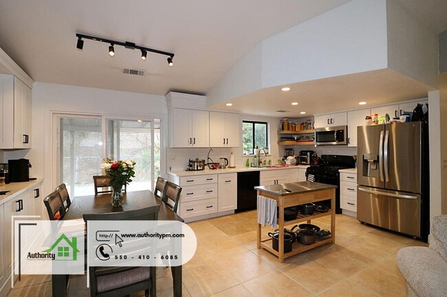 Building Photo - 705 Country Oak Dr