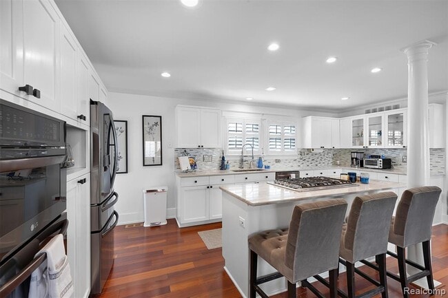 Building Photo - 691 Wallace St