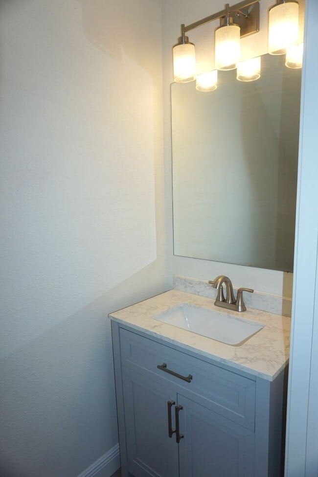 Building Photo - Two Bedroom Townhome in FWB