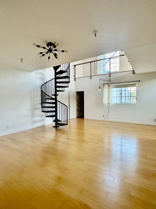 Building Photo - Industrial Chic 3bed/3bath loft style cond...