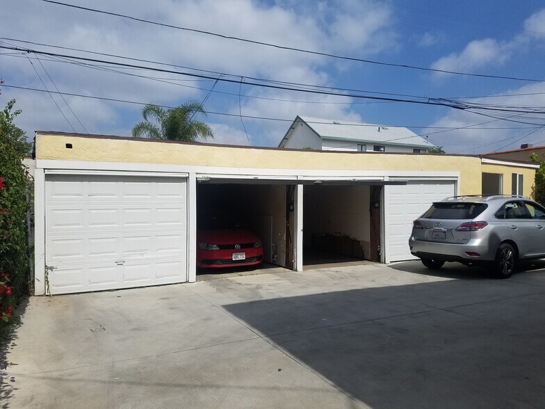 GARAGES - 1347 S Mansfield Ave