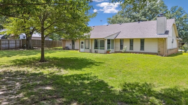 Building Photo - Spacious Single Story 4 Room Home + Sunroo...