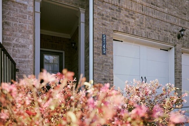 Building Photo - 5745 Rocky Falls Rd