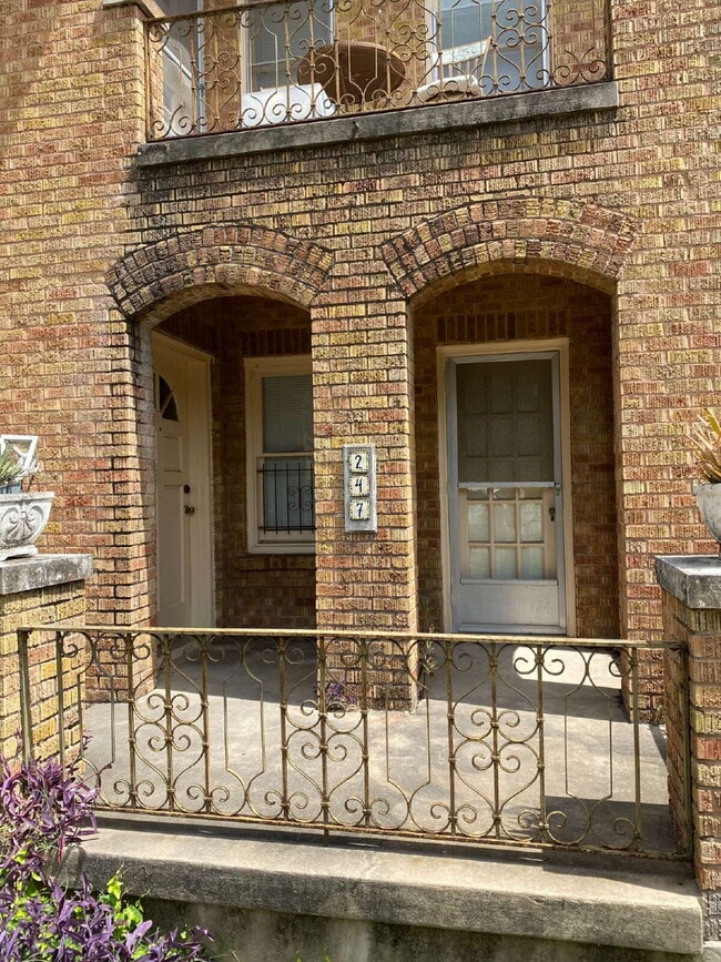 Building Photo - 247 E Lullwood Ave