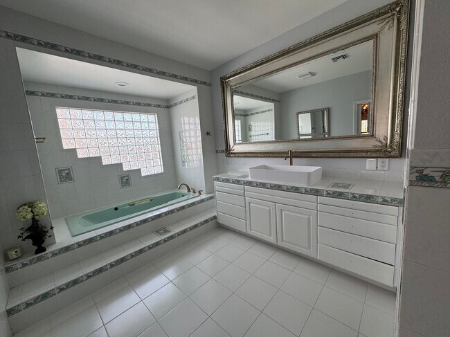 Marylin Monroe Bathroom - 3160 Bel Air Dr