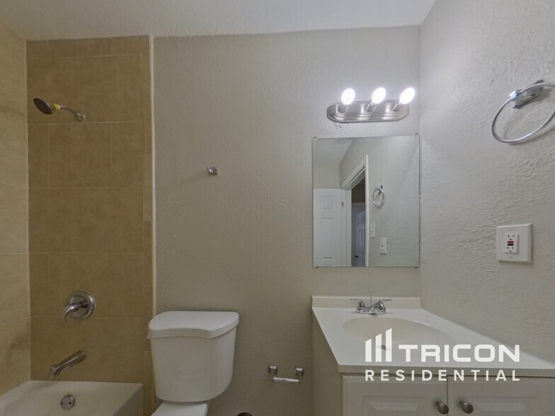 Building Photo - 1569 Lotus Path