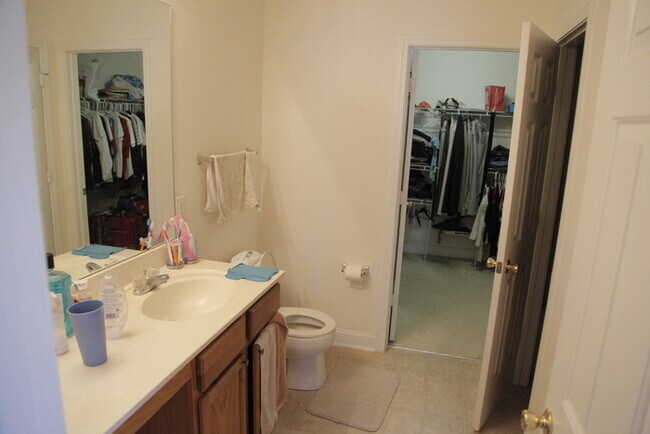 Building Photo - Delightful 3bd/2.5bth home with a private back yard!