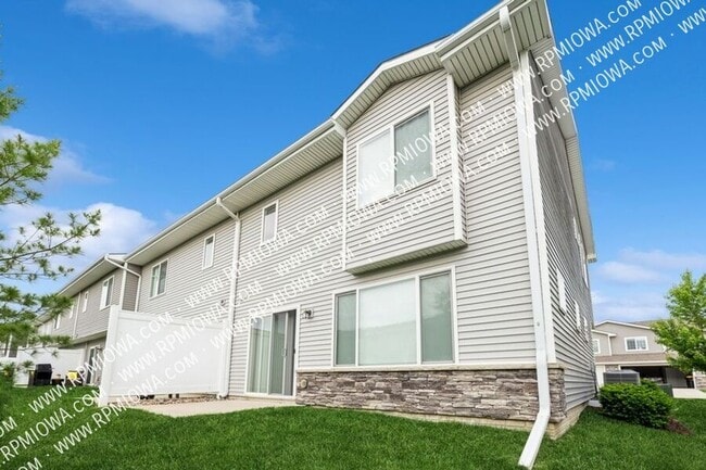 Building Photo - 768 NE Macey Way