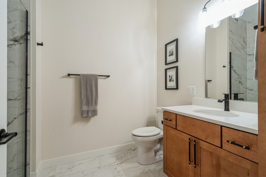 Second bathroom with floor to ceiling tiled shower - 1953 1st Ave SE