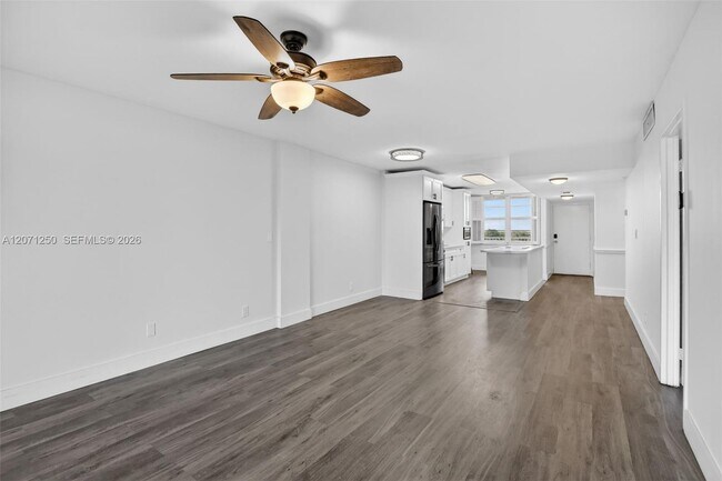 Building Photo - 250 Jacaranda Dr