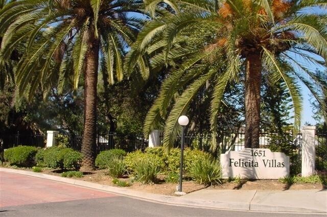 Building Photo - Escondido 3 Br Gated LOVELY Townhome 2 pat...