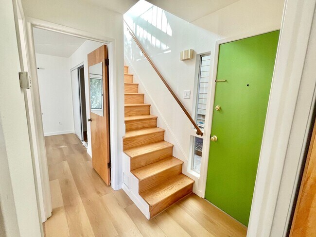 Building Photo - Bernal Heights 2Br House with Skylights, V...