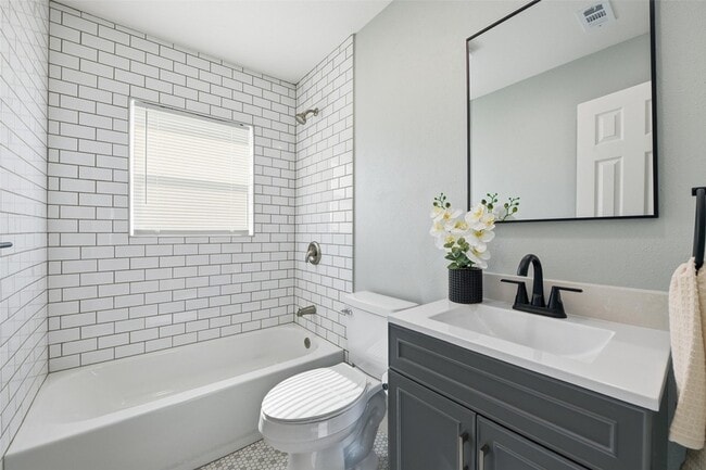 Building Photo - 4324 Crenshaw Ave