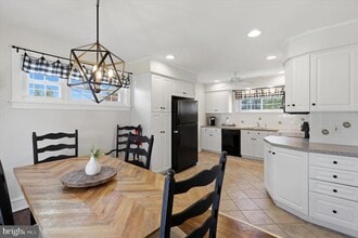 Building Photo - 1637 Locust St