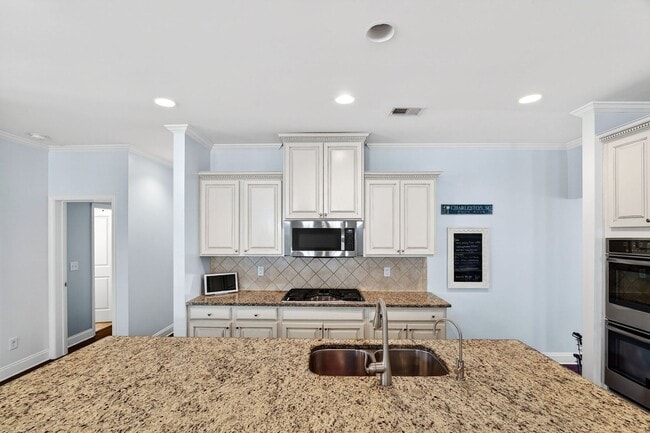 Building Photo - Experience Elevated Living on Cutleaf Drive!