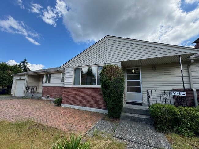 Primary Photo - Charming rambler 2 bed 1 bath and office s...