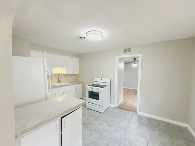 Building Photo - Three Bedroom One Bathroom Cottage in Palmetto Park, St. Petersburg