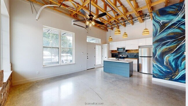 Building Photo - 305 W 27th St