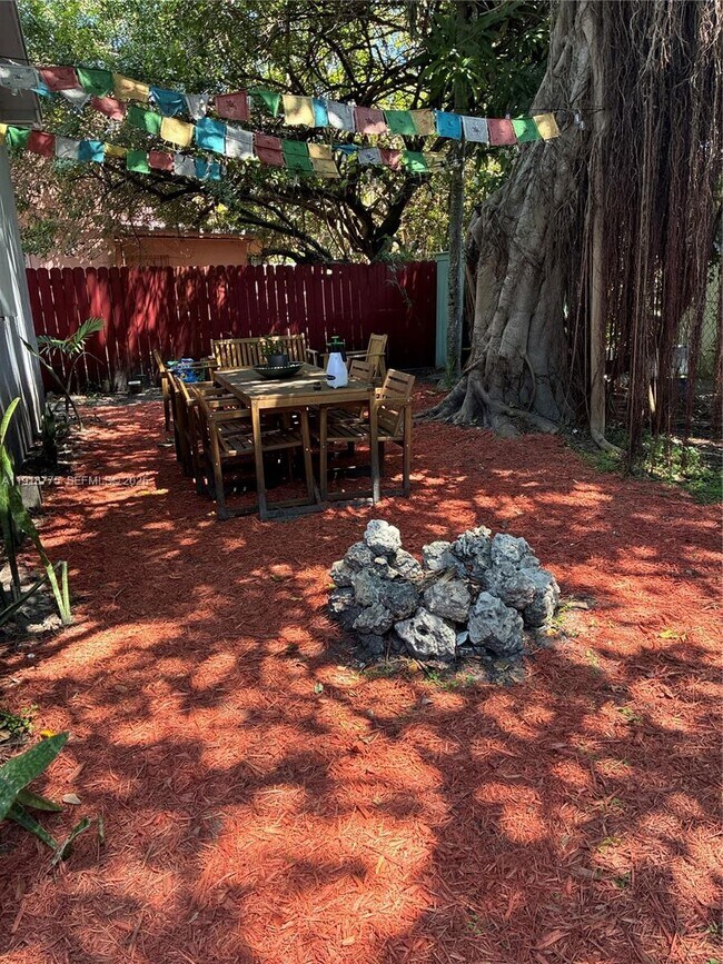 Building Photo - 750 NE 86th St