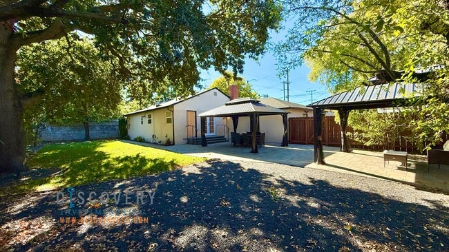 Building Photo - Your Ideal Modern Retreat with Enclosed Yard