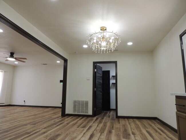 Building Photo - 2816 Catalina Dr
