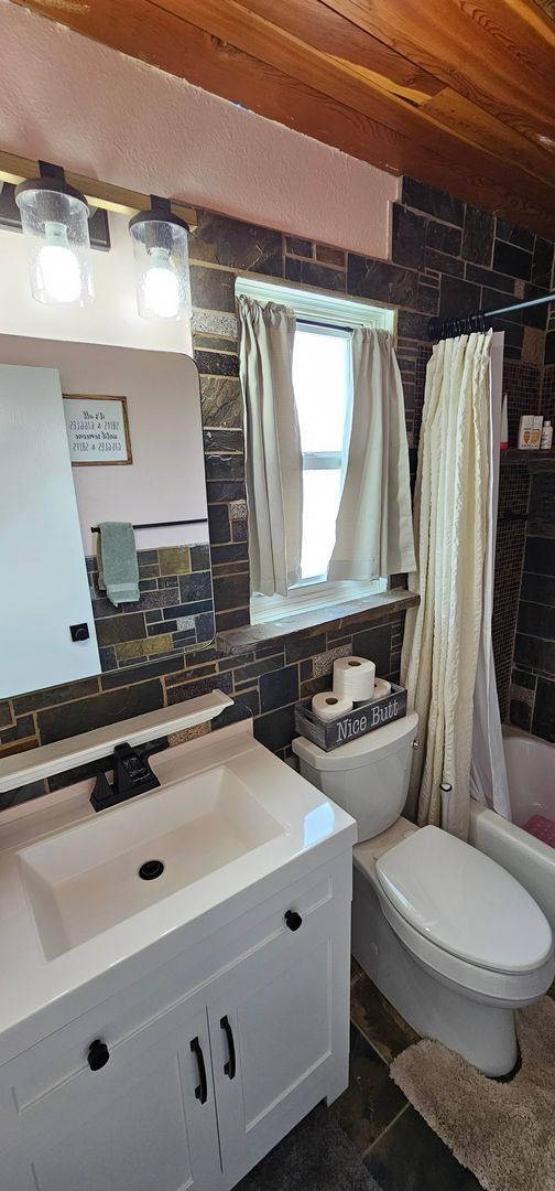 Building Photo - Fully Furnished, All Utilities Included, D...