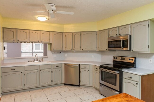 Building Photo - 2318 Colonial Ridge Dr