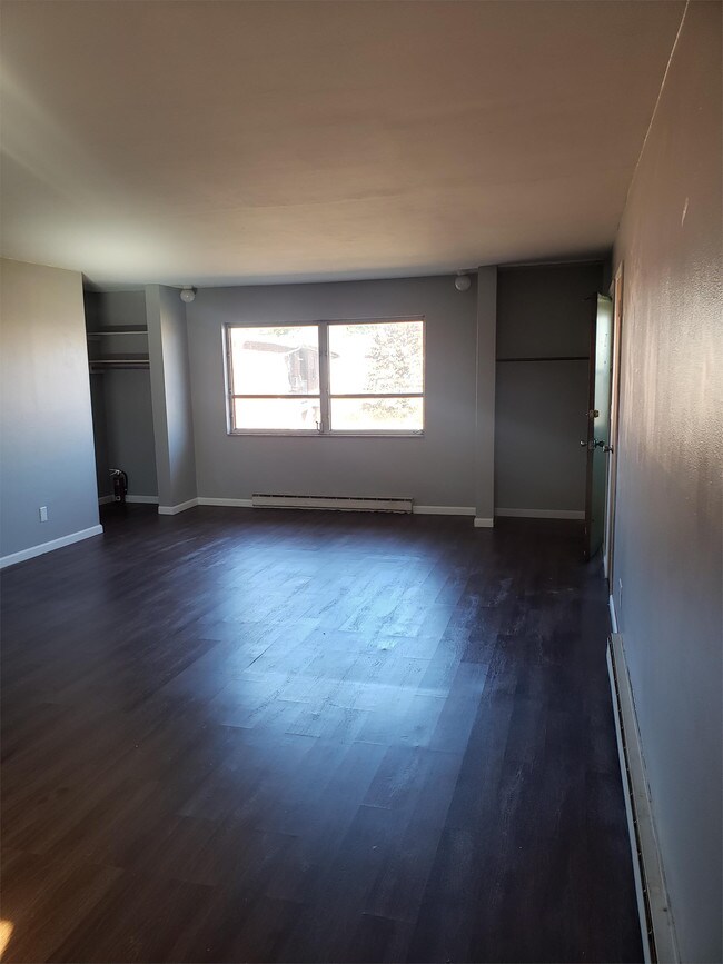 Building Photo - 305 N Robinson Cir