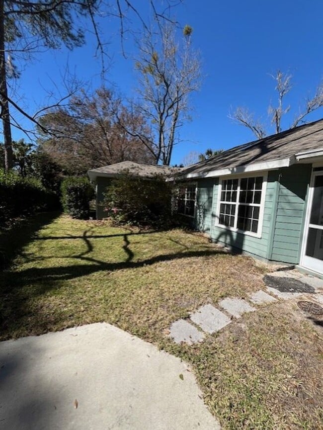 Building Photo - Beautiful and completely Renovated 3/2 fen...