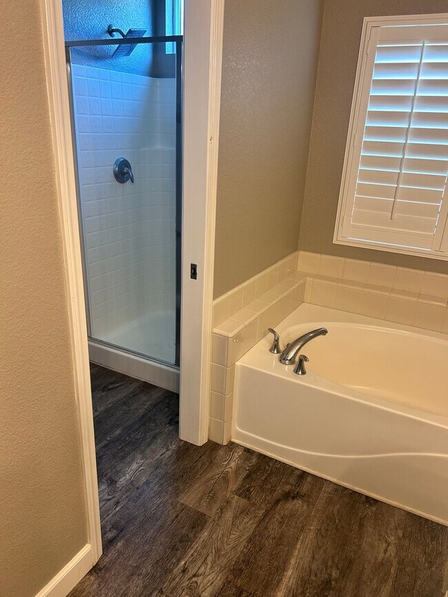 Building Photo - Beautiful 4 bed 2 bath