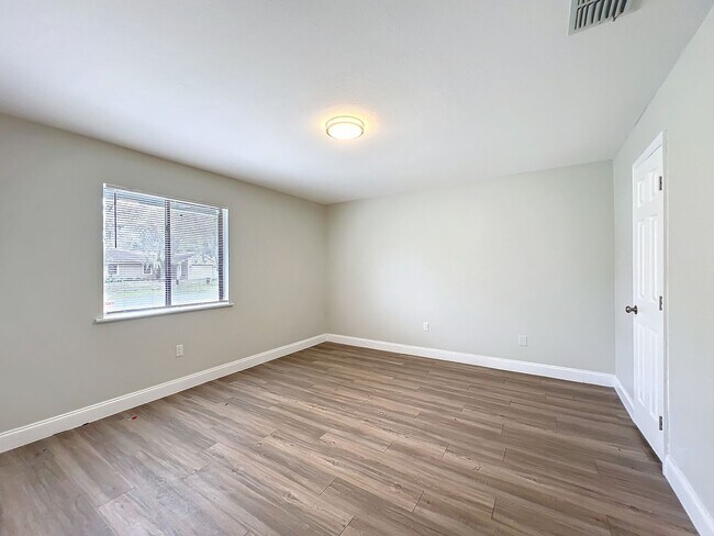 Building Photo - Stunning Waterfront Home located in the de...