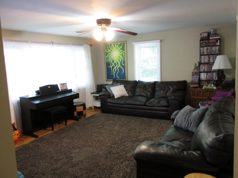 Building Photo - 927 Maple St