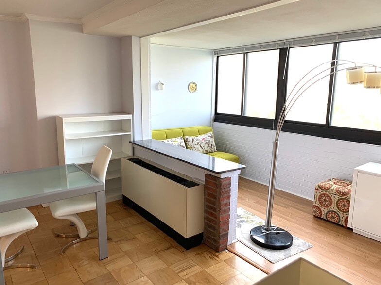Aclove balcony - 9 Hawthorne Pl