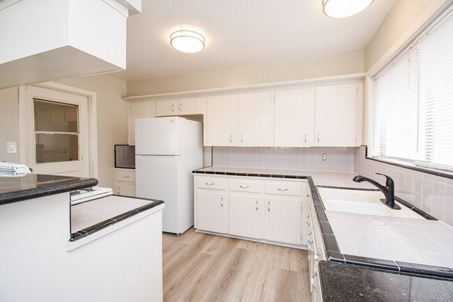 Building Photo - 2619 Soway St