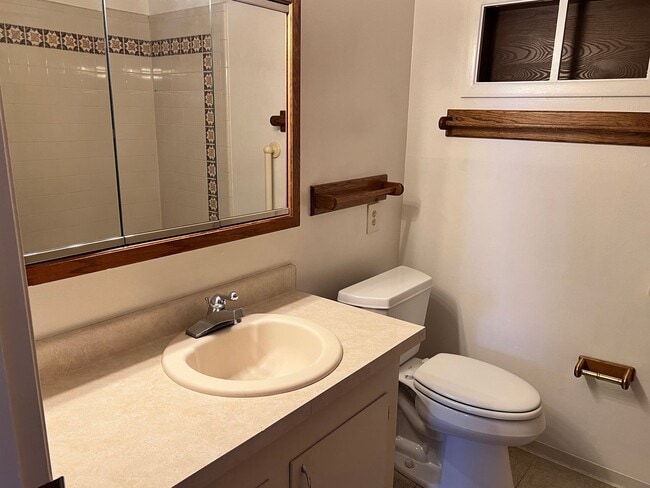 Building Photo - Nice Nob Hill Location with 3 Bedrooms
