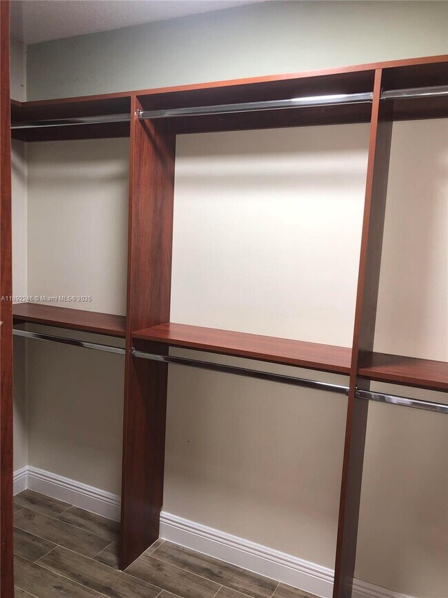 Building Photo - 1420 Brickell Bay Dr