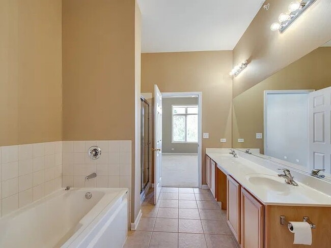 Building Photo - 550 Main St