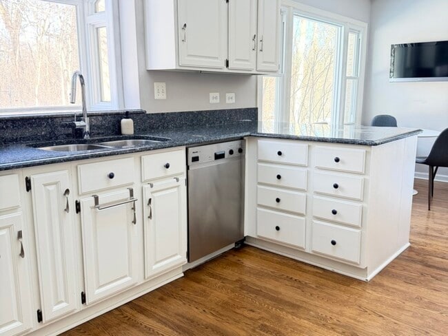 Building Photo - 145 Pine Tree Ln