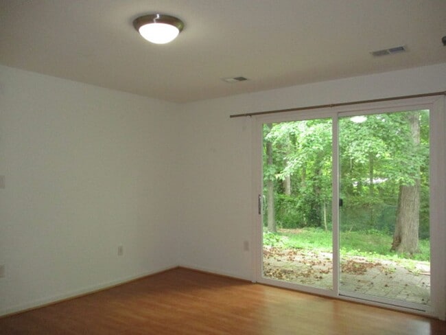 Building Photo - 5 BR Near Ft. Belvoir and Historic Mt. Vernon