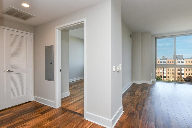 Building Photo - 800 Jackson St