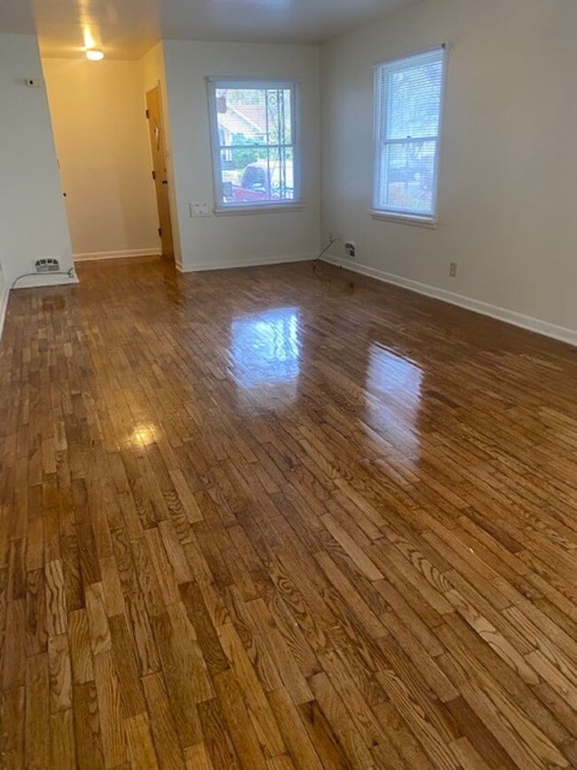 Building Photo - CHARMING 3 BED, 1 BATH HOME
