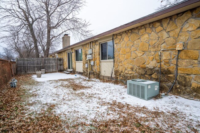 Building Photo - Gorgeous 3 Bed / 2 Bath! Coming soon!