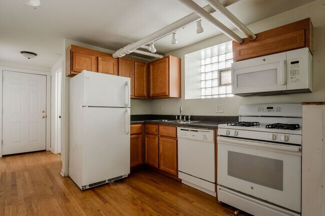 Building Photo - Ravenswood / North Center - English Garden...