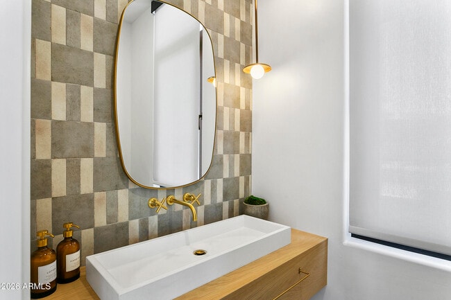 Building Photo - 4207 E Campbell Ave