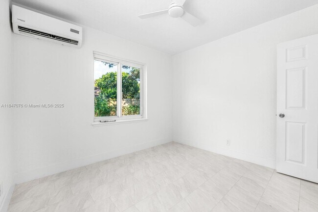 Building Photo - 1121 SW 18th Ct