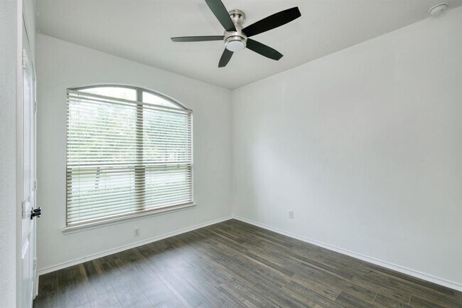 Building Photo - 1121 Hyde Park Dr