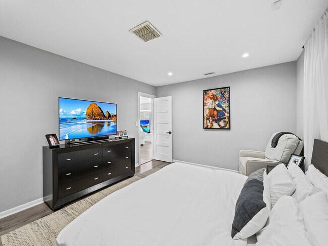 Building Photo - Coastal Elegance Awaits! Stunning 5-Bedroom Home in Prime Fort Lauderdale Location