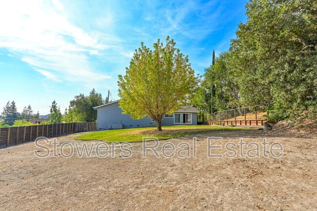Building Photo - 1090 Livorna Rd