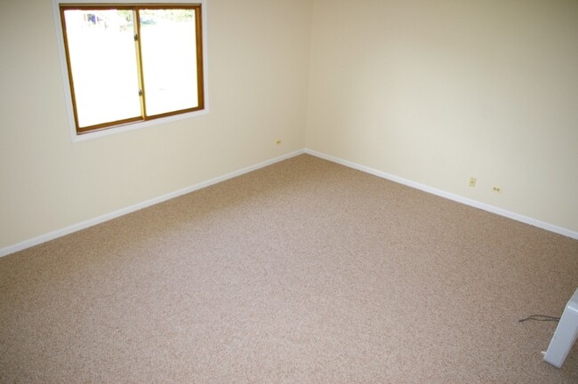 Building Photo - 315 Creekside Dr